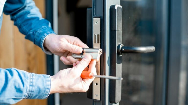 Comment Renforcer la Sécurité de Votre Porte d’Entrée Sans Gros Travaux 2 Comment Renforcer la Sécurité de Votre Porte d’Entrée Sans Gros Travaux